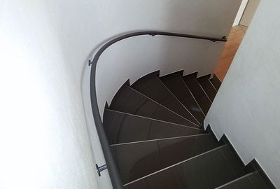 Geschwungener Handlauf an runder Treppe