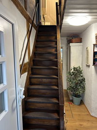 Flexo Handlauf an einer schmalen Treppe in einem Fachwerkhaus